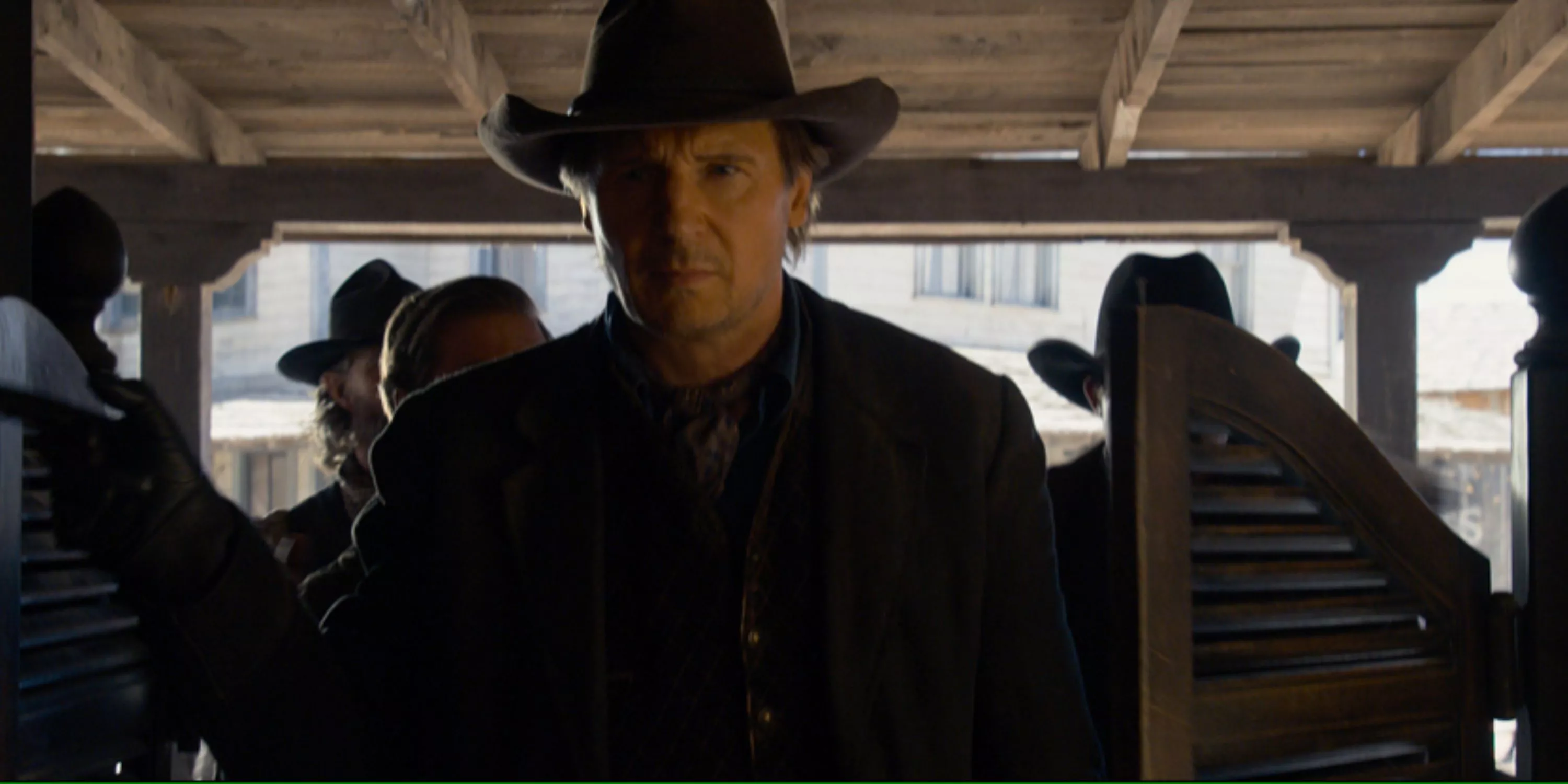 Clinch (Liam Neeson) camina hacia un salón en A Million Ways to Die in the West