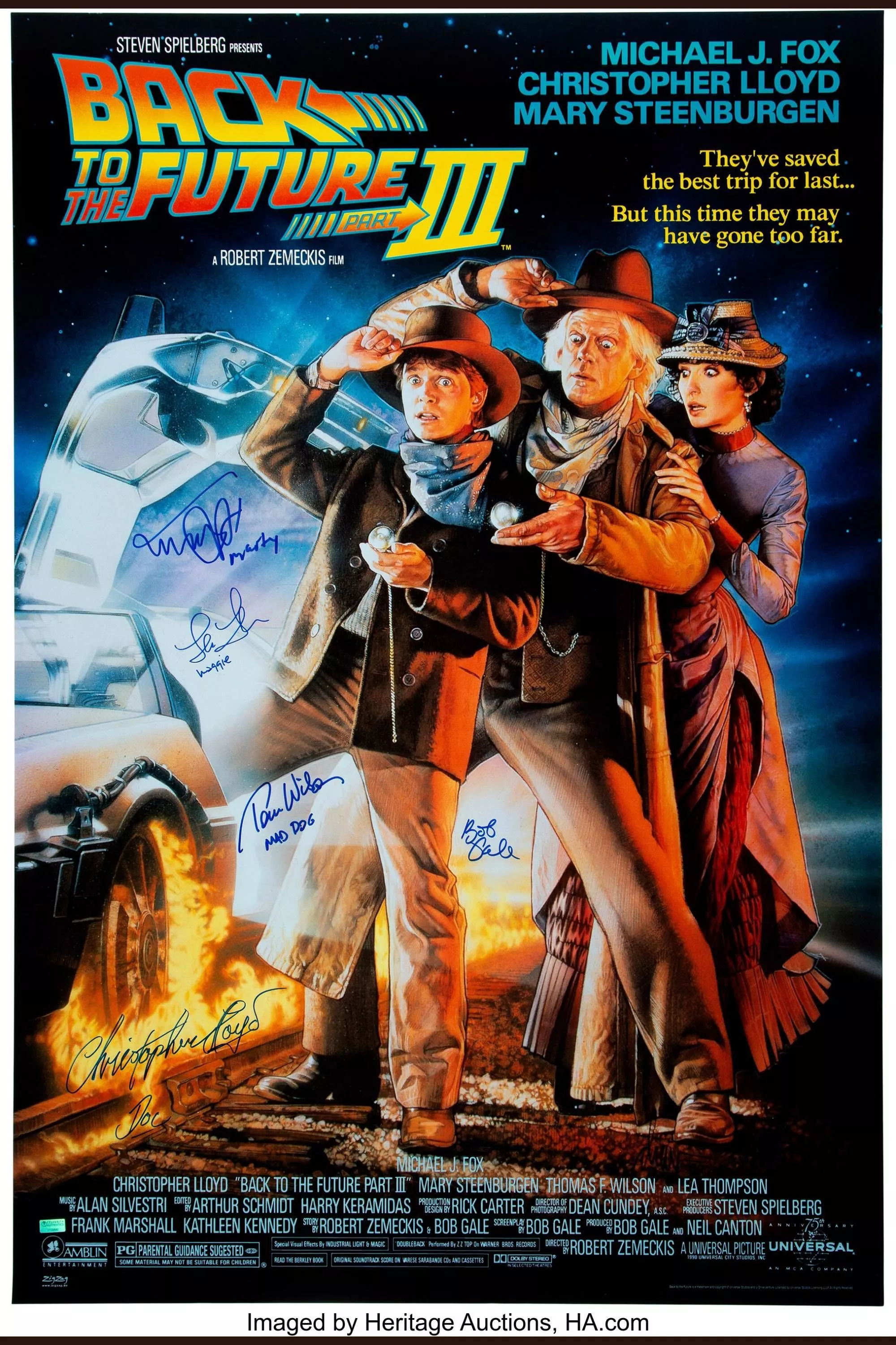 Marty McFly (Michael J. Fox), Doc Brown (Christopher Lloyd) y Clara Clayton (Mary Steenburgen) se ven sorprendidos mientras están de pie junto al DeLorean en el cartel de Back to the Future Part III.