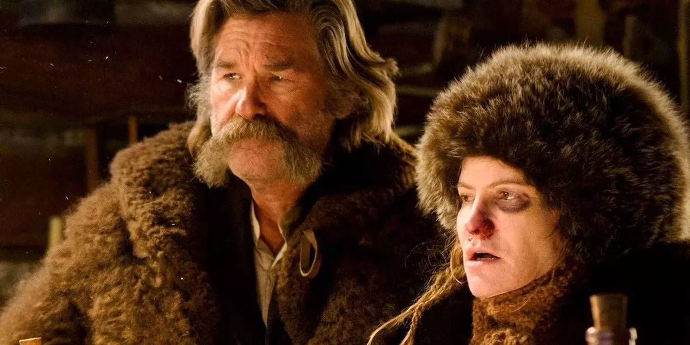 John Ruth y Daisy Domergue entran en la mercería en The Hateful Eight.