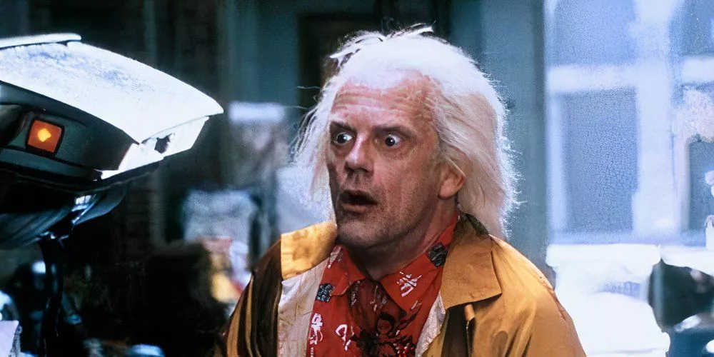 Doc Brown se sorprende en Regreso al Futuro.