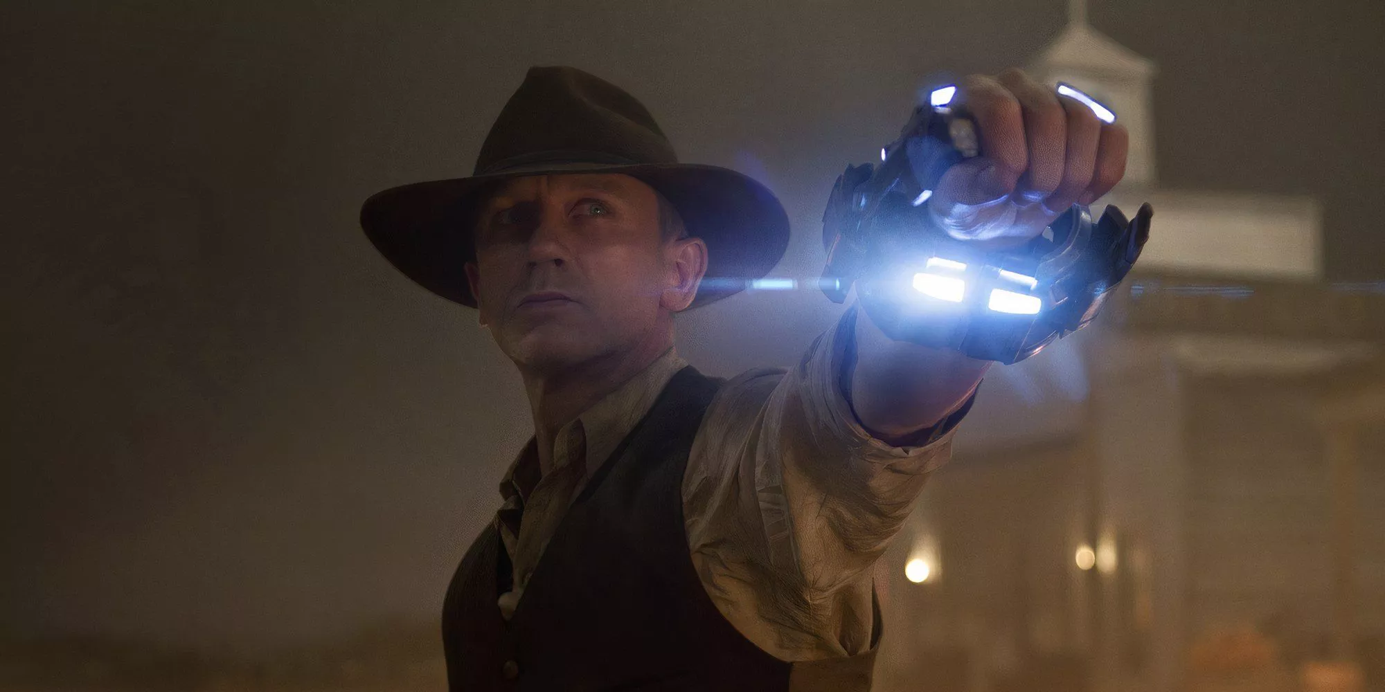 Jake Lonergan holding a space weapon in Cowboys & Aliens