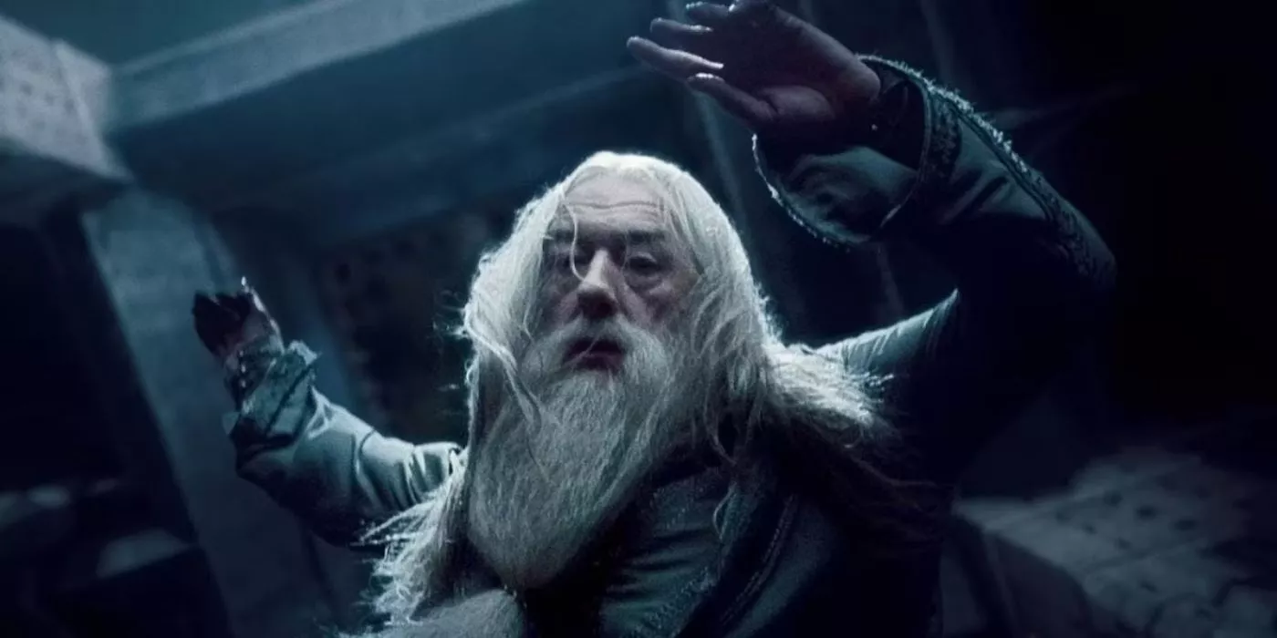 Dumbledore (actor Michael Gambon) cae a su muerte en Harry Potter y el Príncipe Mestizo