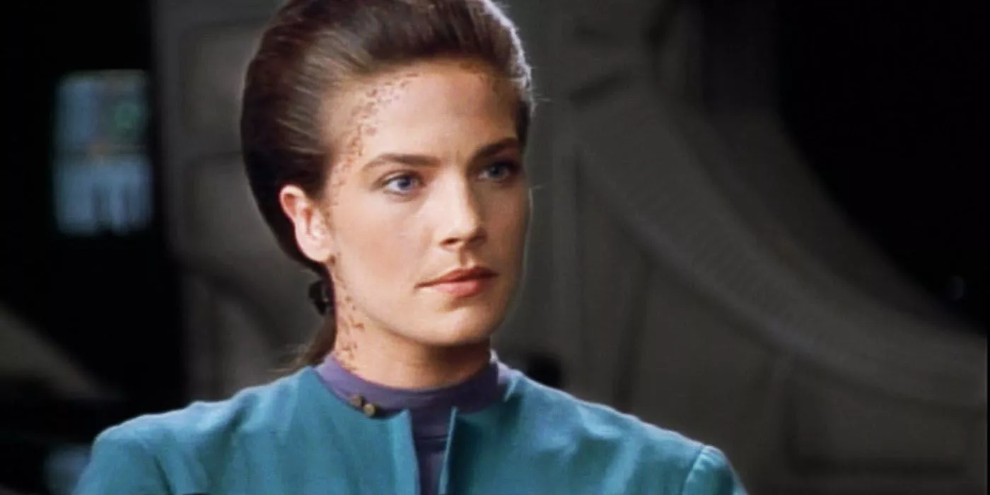 Jadzia Dax (Terry Farrell) con una expresión seria en su rostro