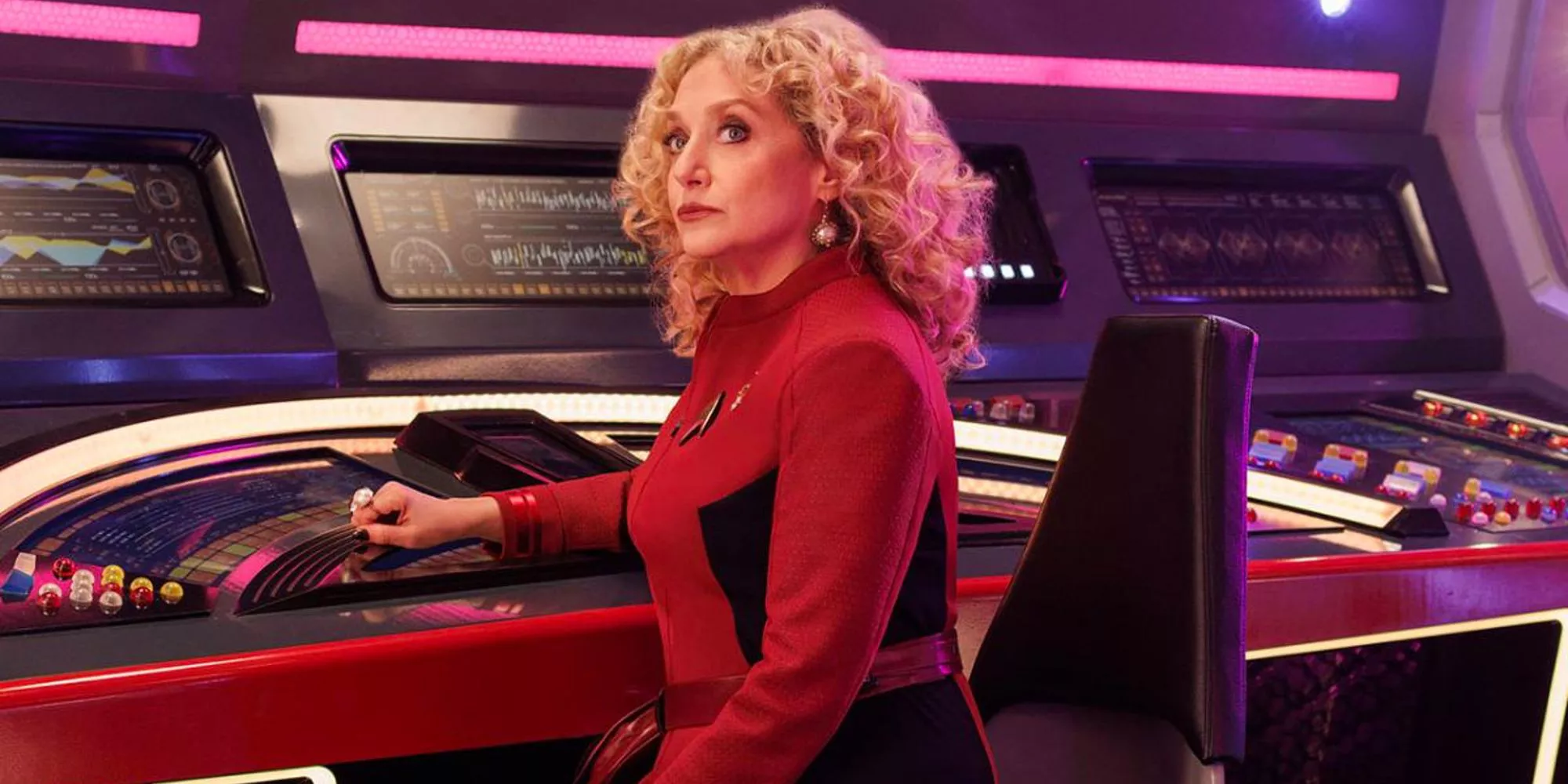 Carol Kane como la Comandante Pelia sentada en su consola de mando en el USS Enterprise en Star Trek: Strange New Worlds