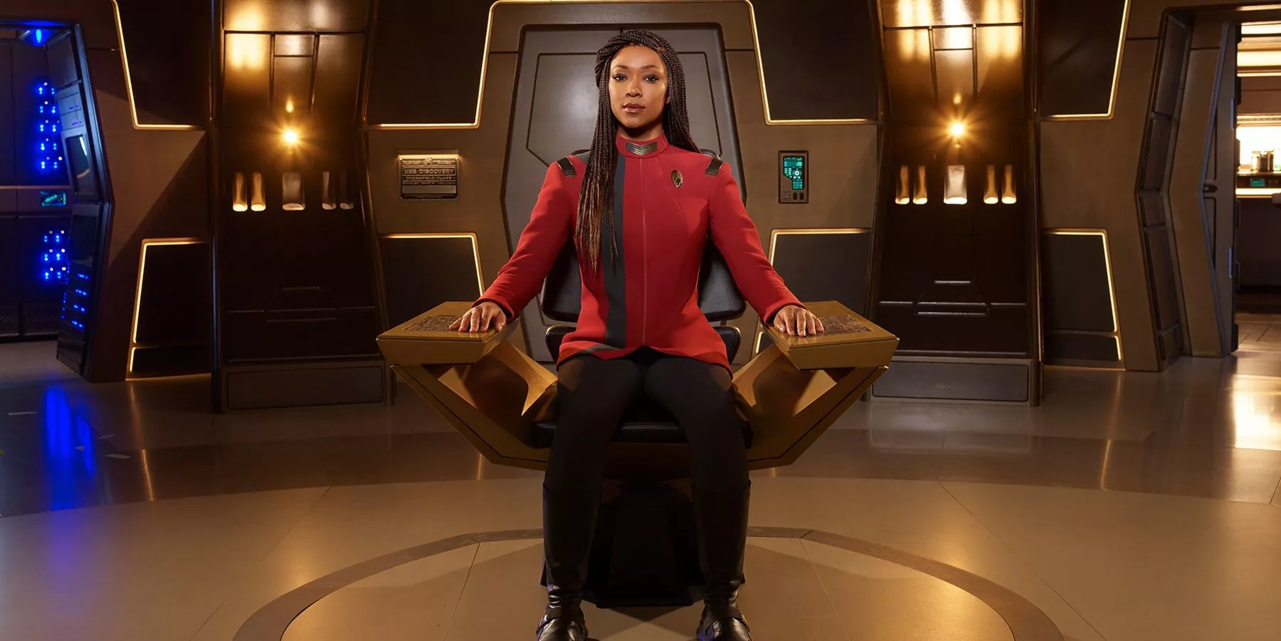 La Capitana Michael Burnham sentada en el asiento central en el puente de Star Trek: Discovery