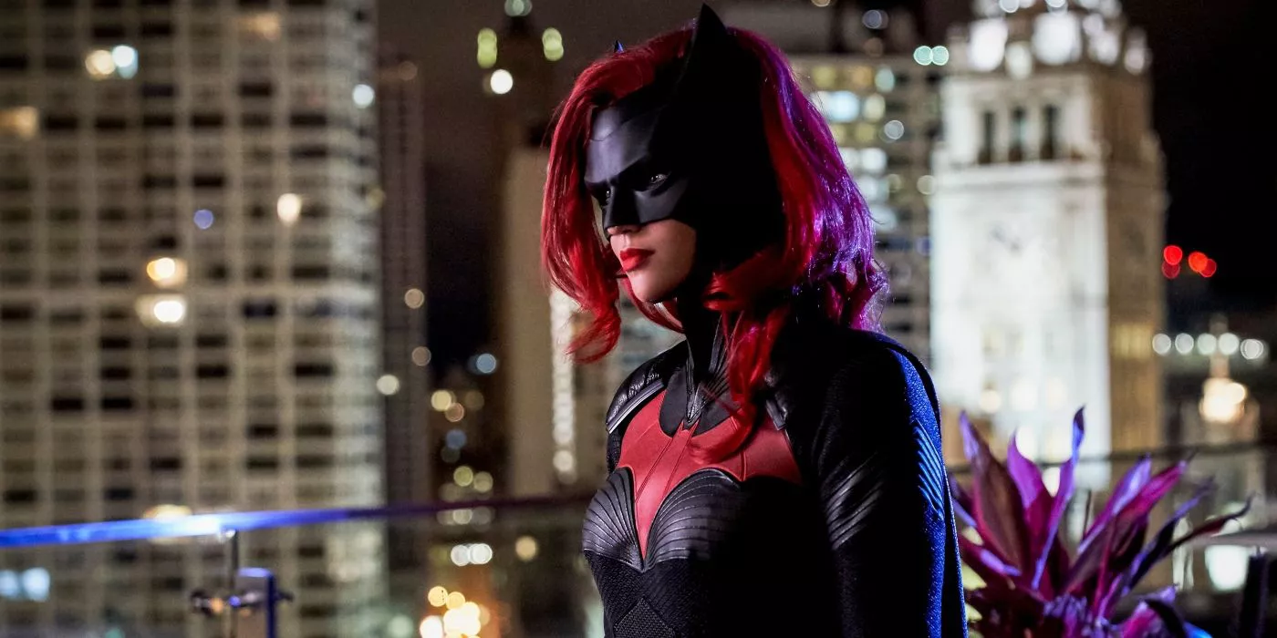 Kate Kane está en un balcón como Batwoman en Batwoman