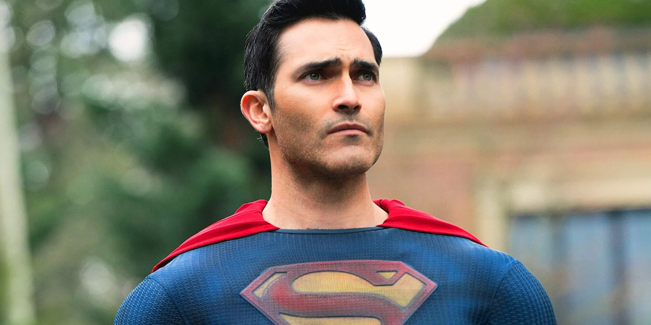 Tyler Hoechlin como Superman luciendo preocupado en Superman y Lois