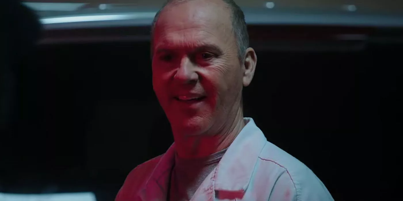 Michael Keaton sonríe como Adrian Toomes, a.k.a. el Buitre, en Morbius