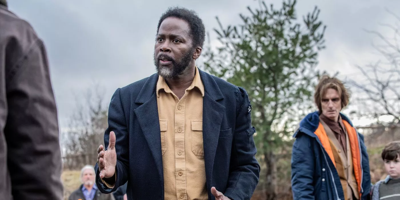 Boyd (Harold Perrineau) speaks to someone while Victor (Scott McCord) watches in From Season 3