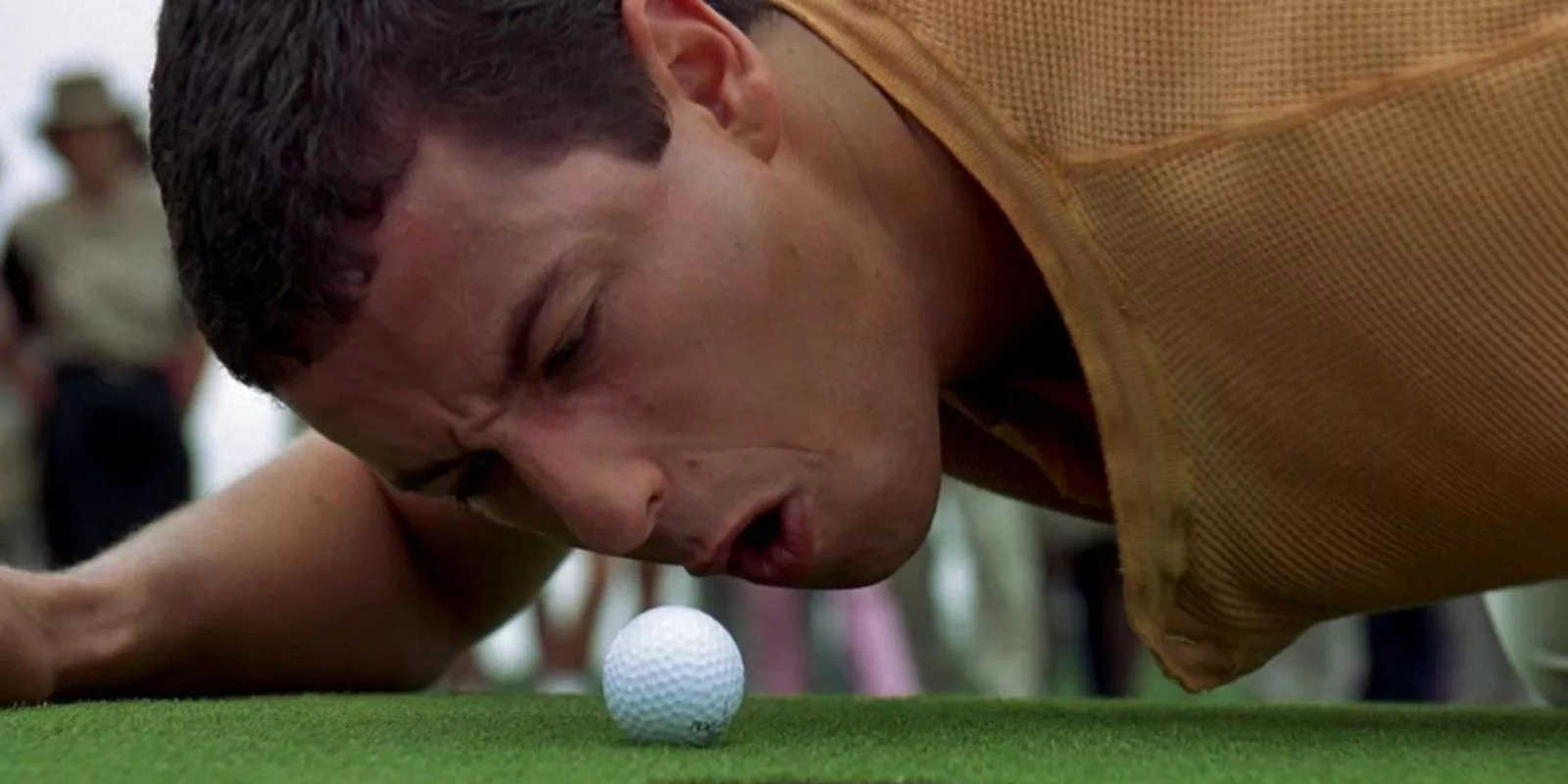 Happy Gilmore - personaje de Adam Sandler grita a una bola de golf