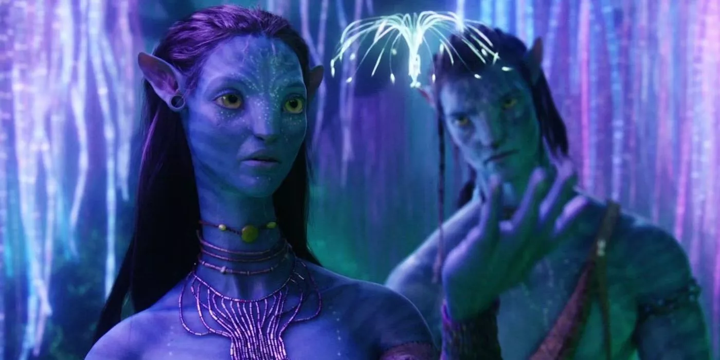 Neytiri deja caer una flor sobre su mano en Avatar