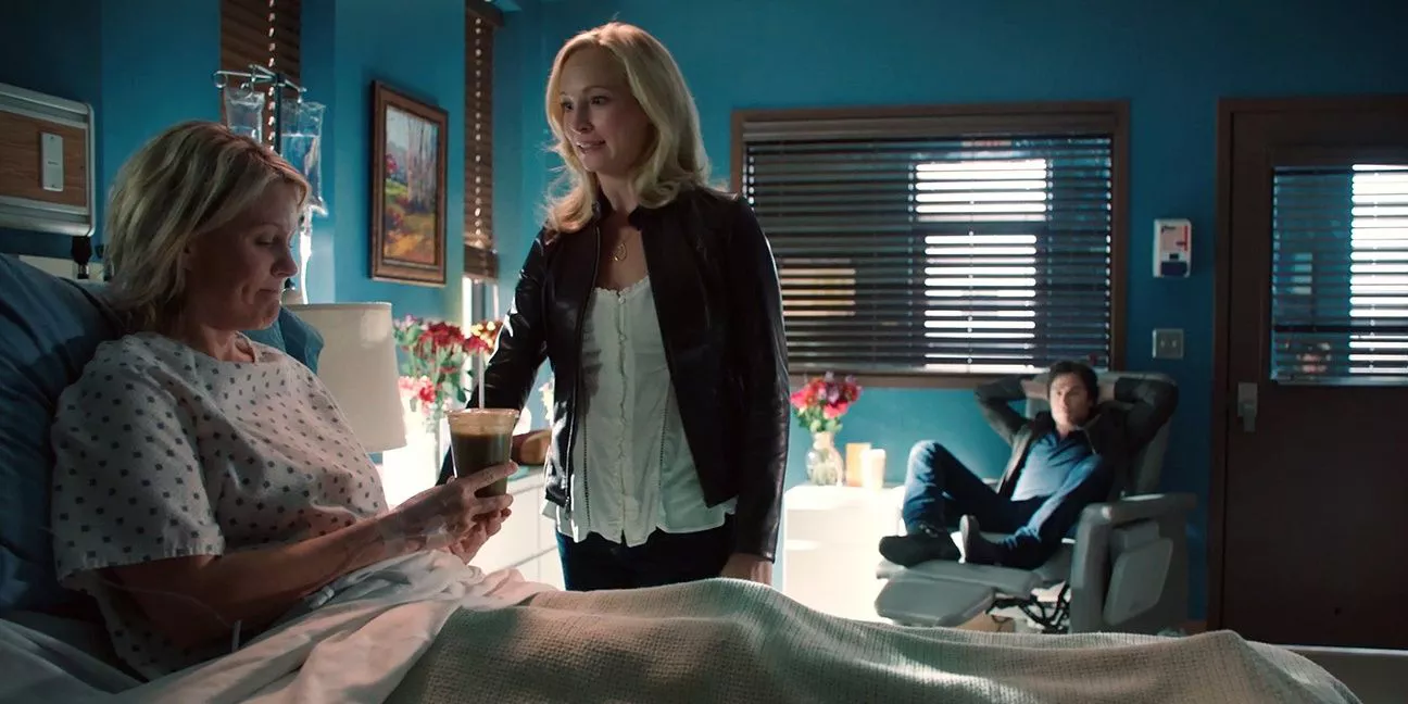 Caroline le da un batido de kale a su madre, Liz Forbes, en el hospital en The Vampire Diaries.