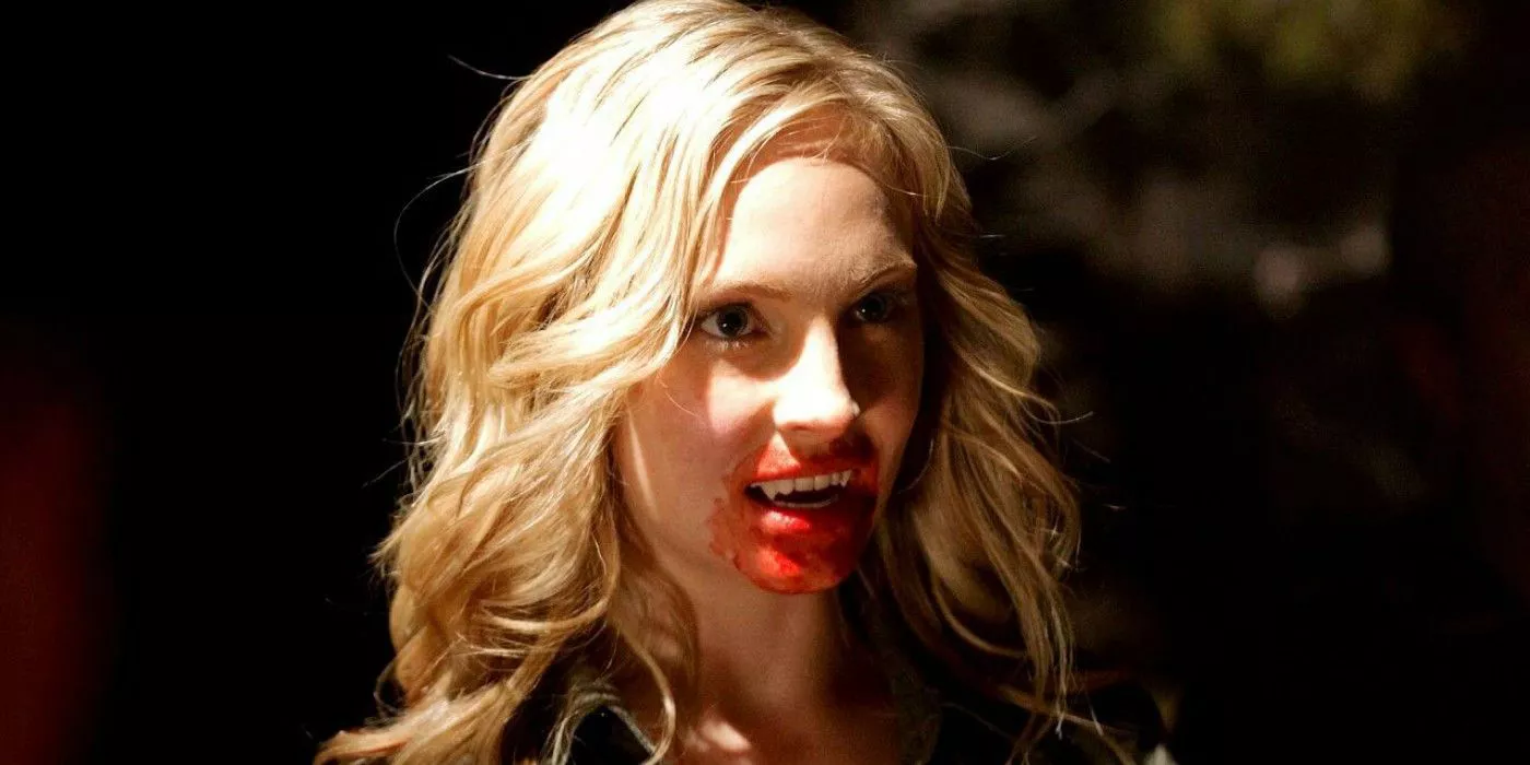 Caroline parece salvaje con sangre en la boca en The Vampire Diaries