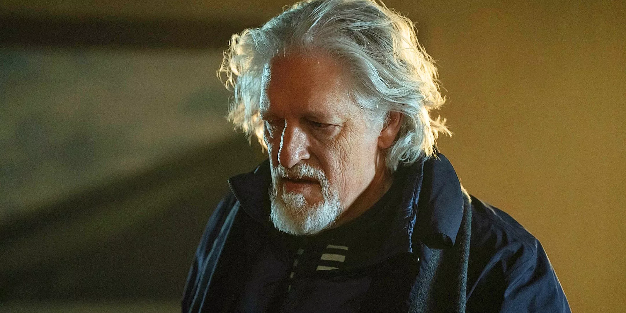 Clancy Brown como Sal Maroni mirando con enojo a Oz (fuera de cámara) en su apartamento de The Penguin HBO