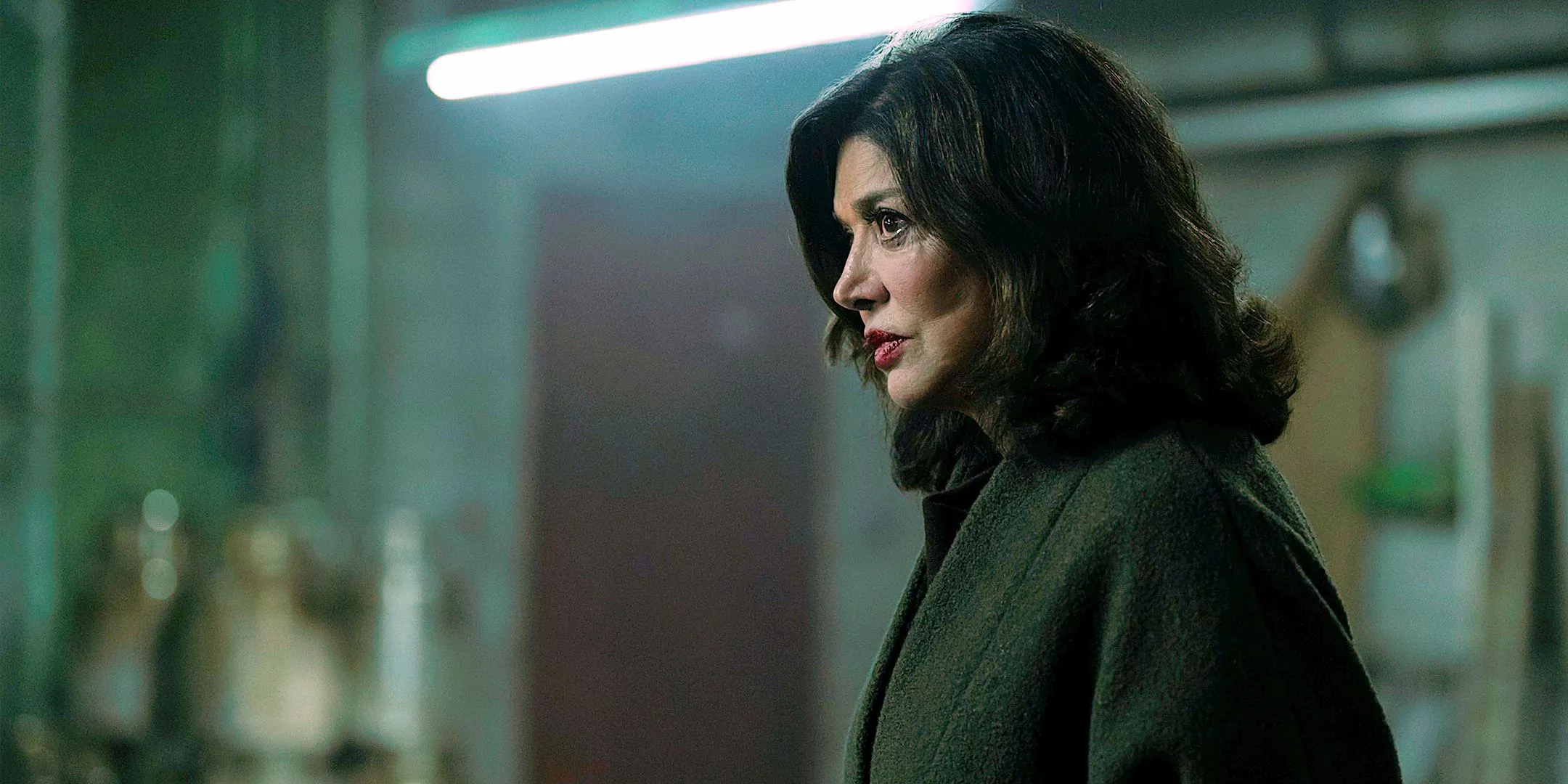 Shohreh Aghdashloo como Nadia Maroni luciendo temerosa en un almacén de The Penguin