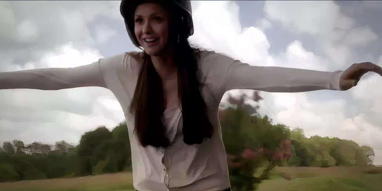 Elena stands on the bike in The Vampire Diaries