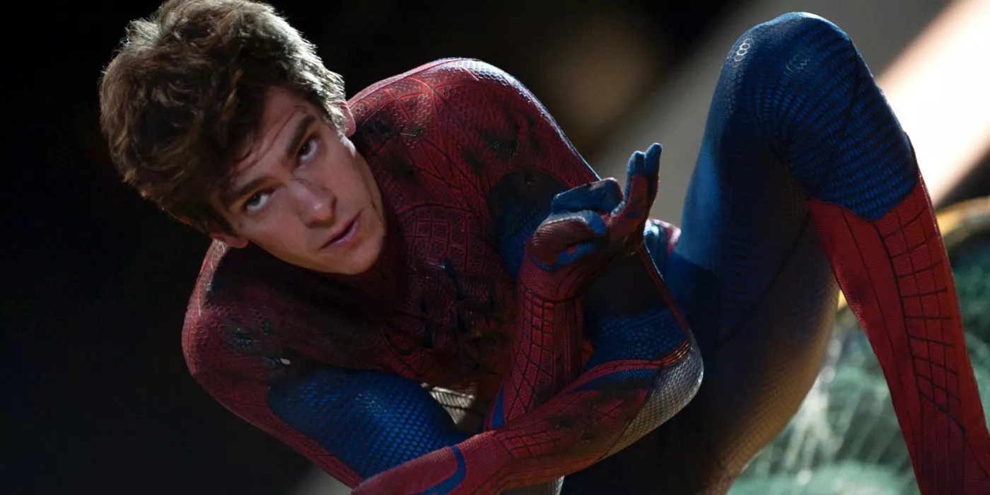 Spider-Man, interpretado por Andrew Garfield, posando en The Amazing Spider-Man.