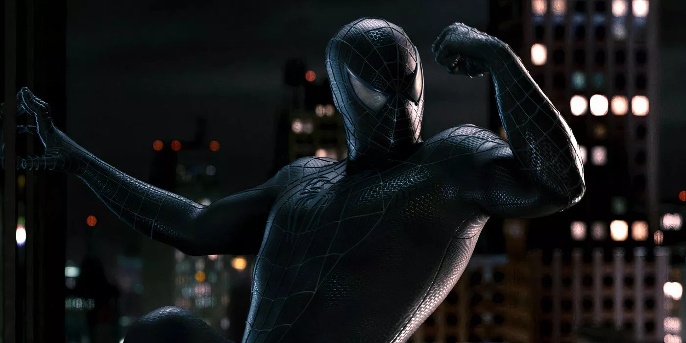 Spider-Man usa su traje negro y cuelga del lado de un edificio en Spider-Man 3