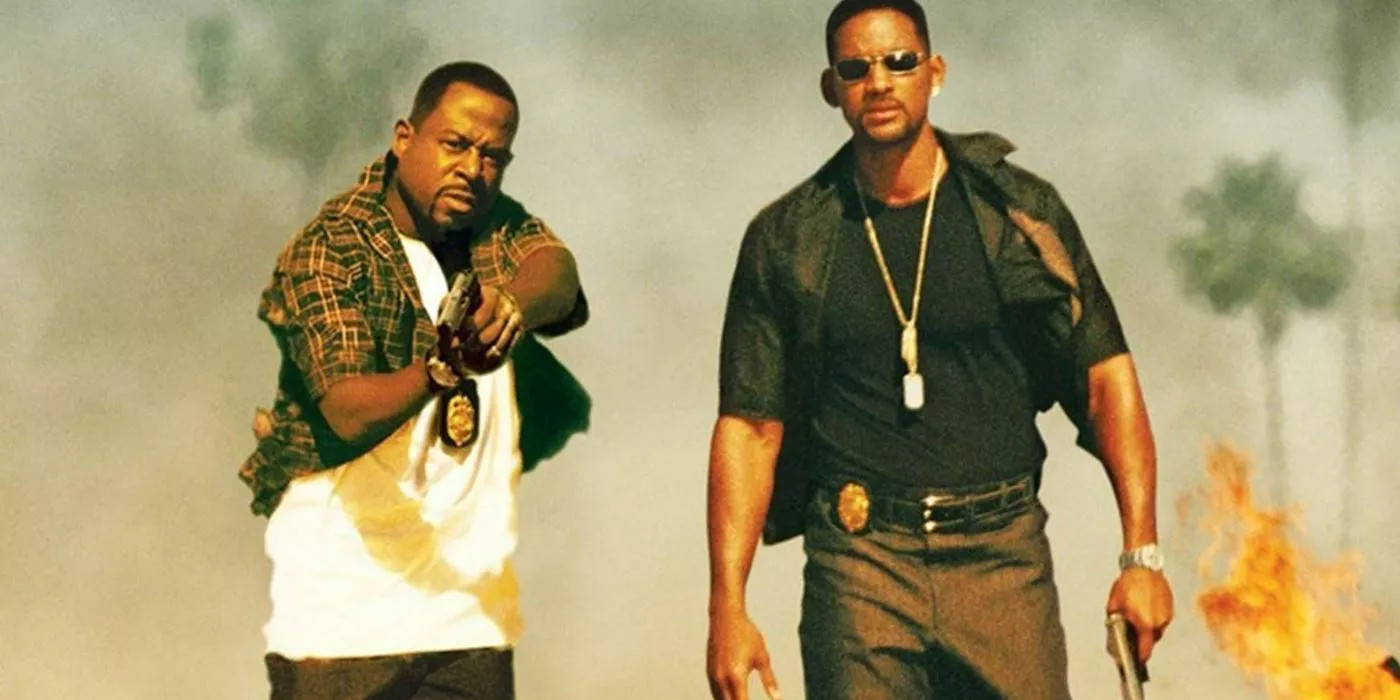 Martin Lawrence y Will Smith caminando al lado del fuego con armas en Bad Boys II