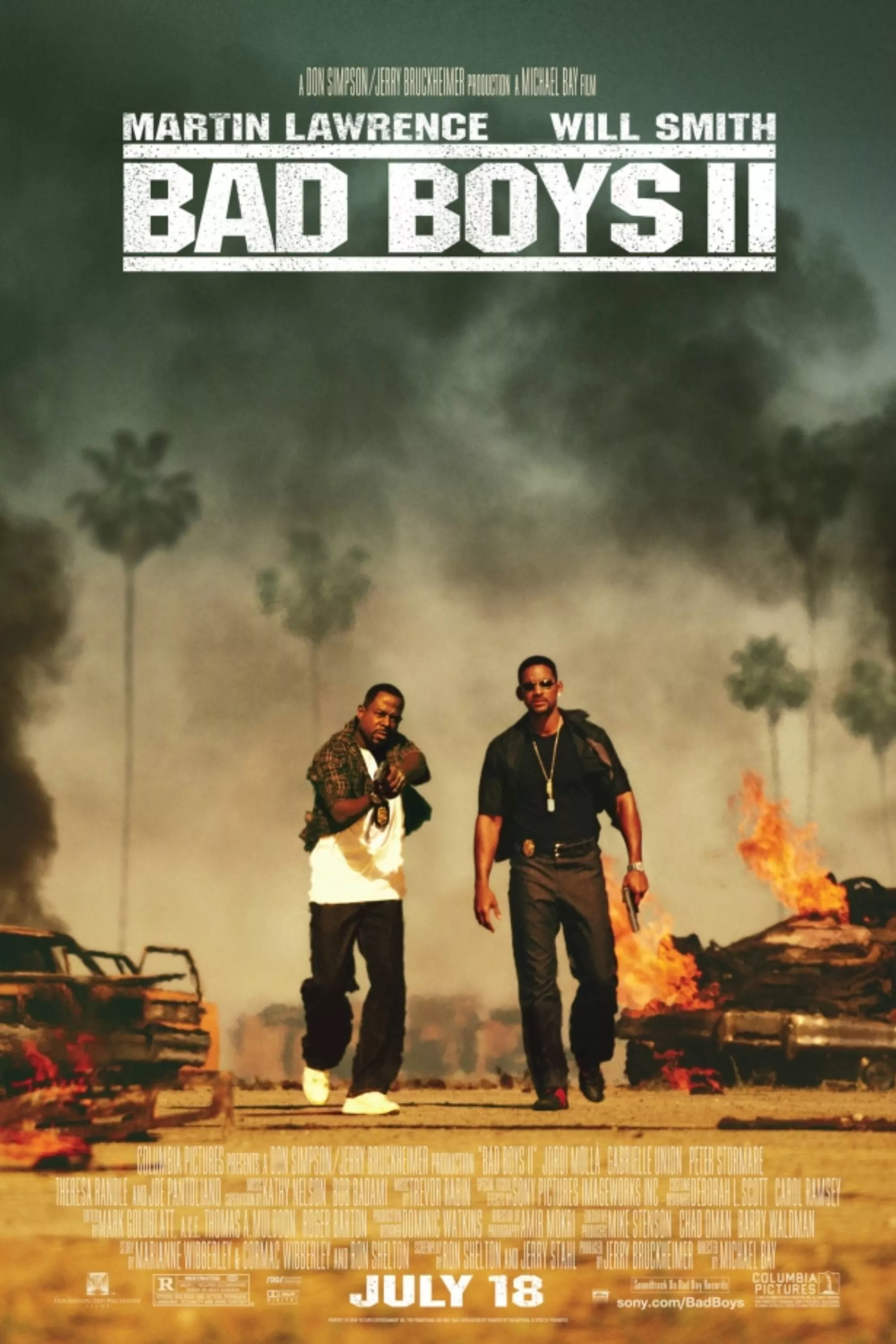 Detectives Marcus Burnett (Martin Lawrence) y Mike Lowrey (Will Smith) caminando junto a coches en llamas en el cartel de Bad Boys II