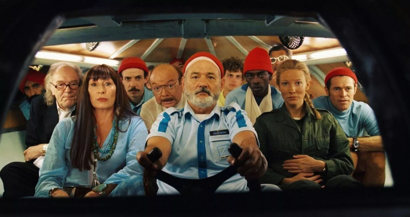 El elenco se amontona en un submarino en The Life Aquatic with Steve Zissou