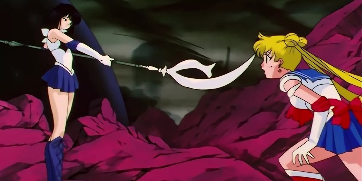 Sailor Saturno apunta su guadaña hacia Usagi en Sailor Moon