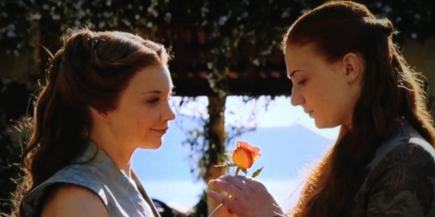 Margaery Tyrell entregándole una flor a Sansa Stark en Game of Thrones.