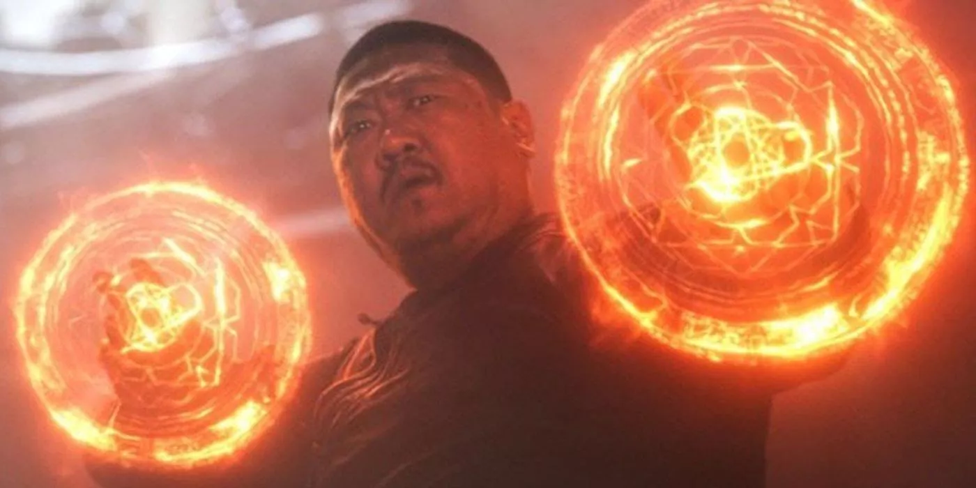 Wong usando su magia en el MCU