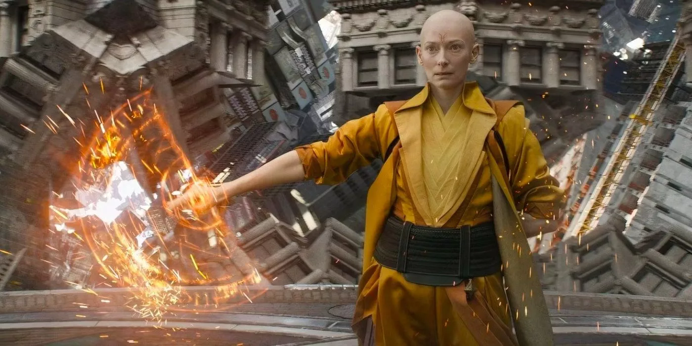 La Anciana usa magia para defender una ciudad en Doctor Strange (2016)