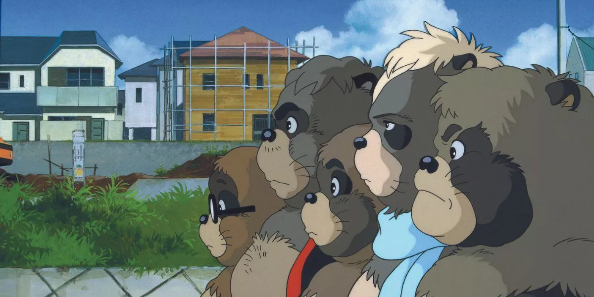 Familia de mapaches de pie junta en Pom Poko.