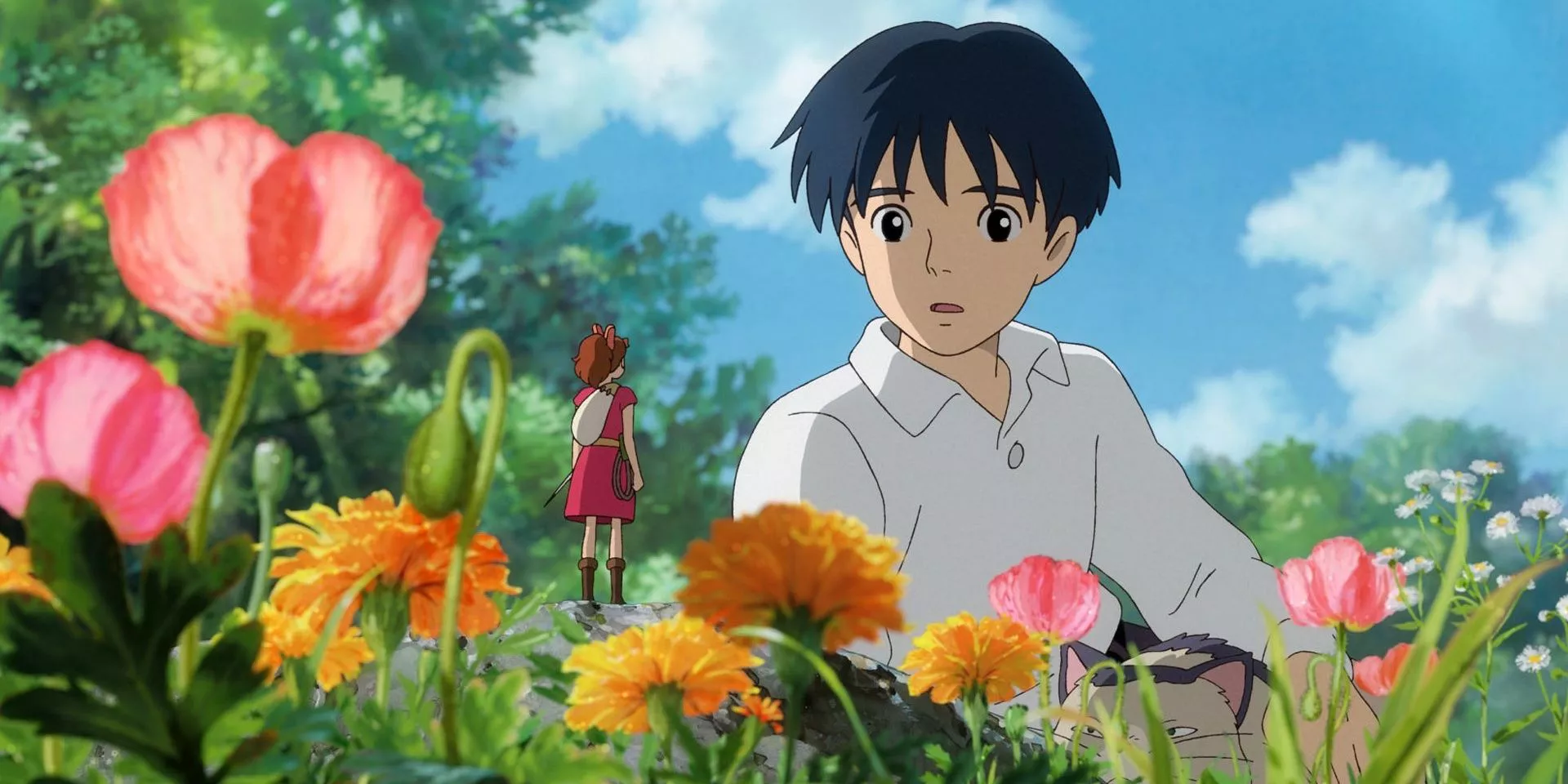 Arrietty y Shou hablan entre flores en El Mundo Secreto de Arrietty