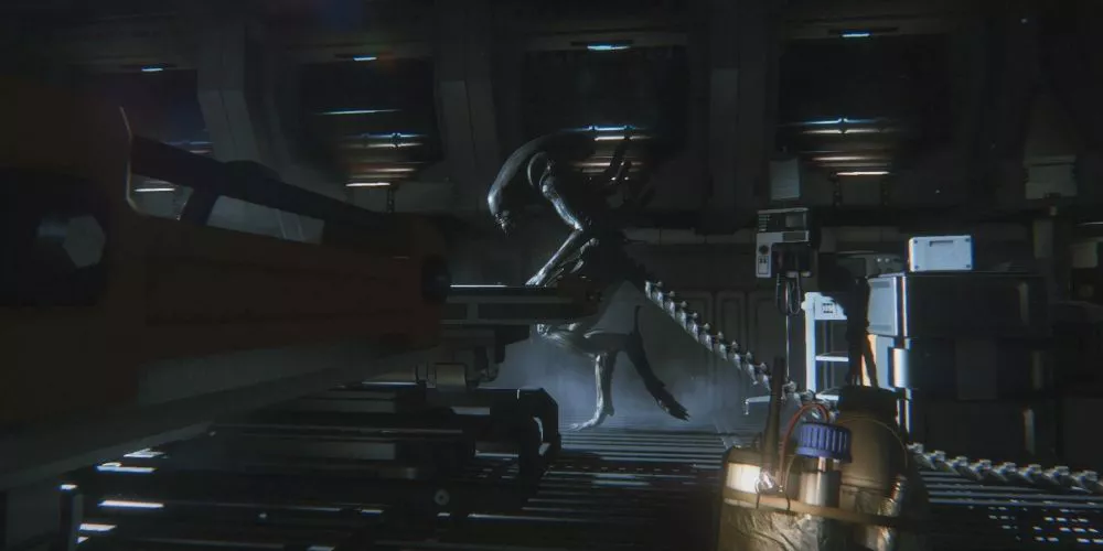 El jugador acechando al Xenomorfo en el juego Alien: Isolation.