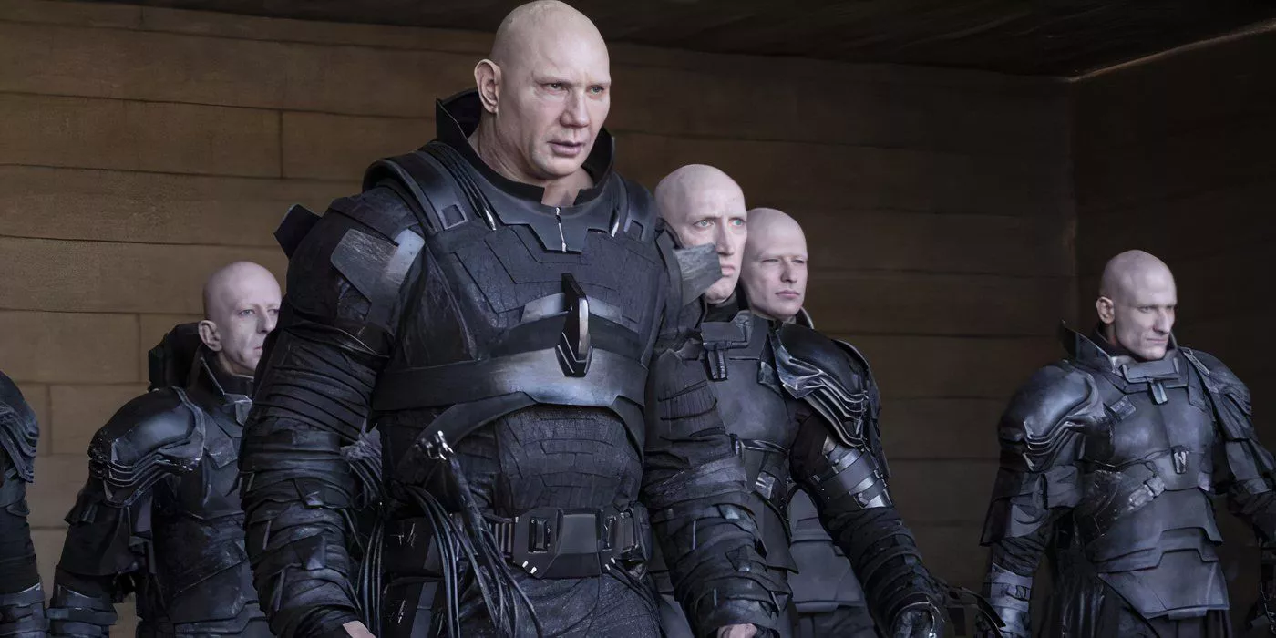 Dave Bautista como Beast Rabban Harkonnen comandando hombres para atacar a la gente de Arrakis en Dune.