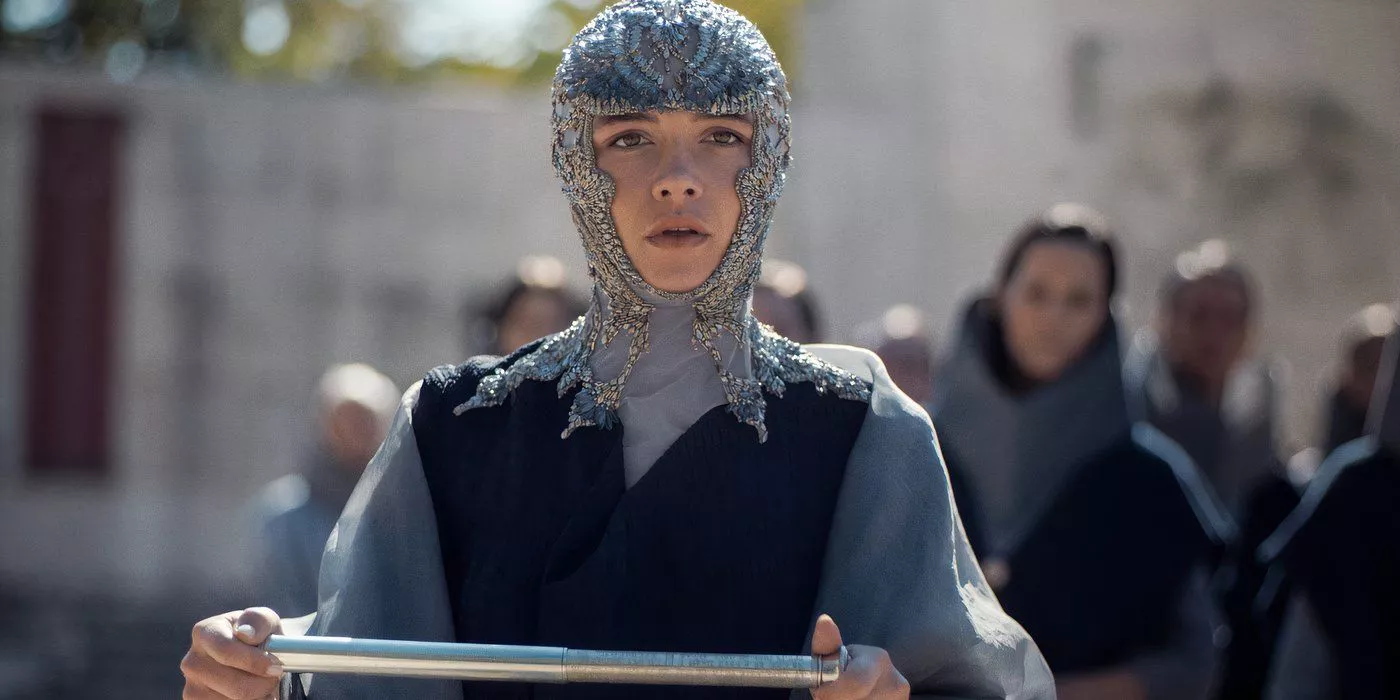 Florence Pugh como la Princesa Irulan Corrino desconcertada por un mensaje enviado a su padre el antiguo Emperador en Dune.