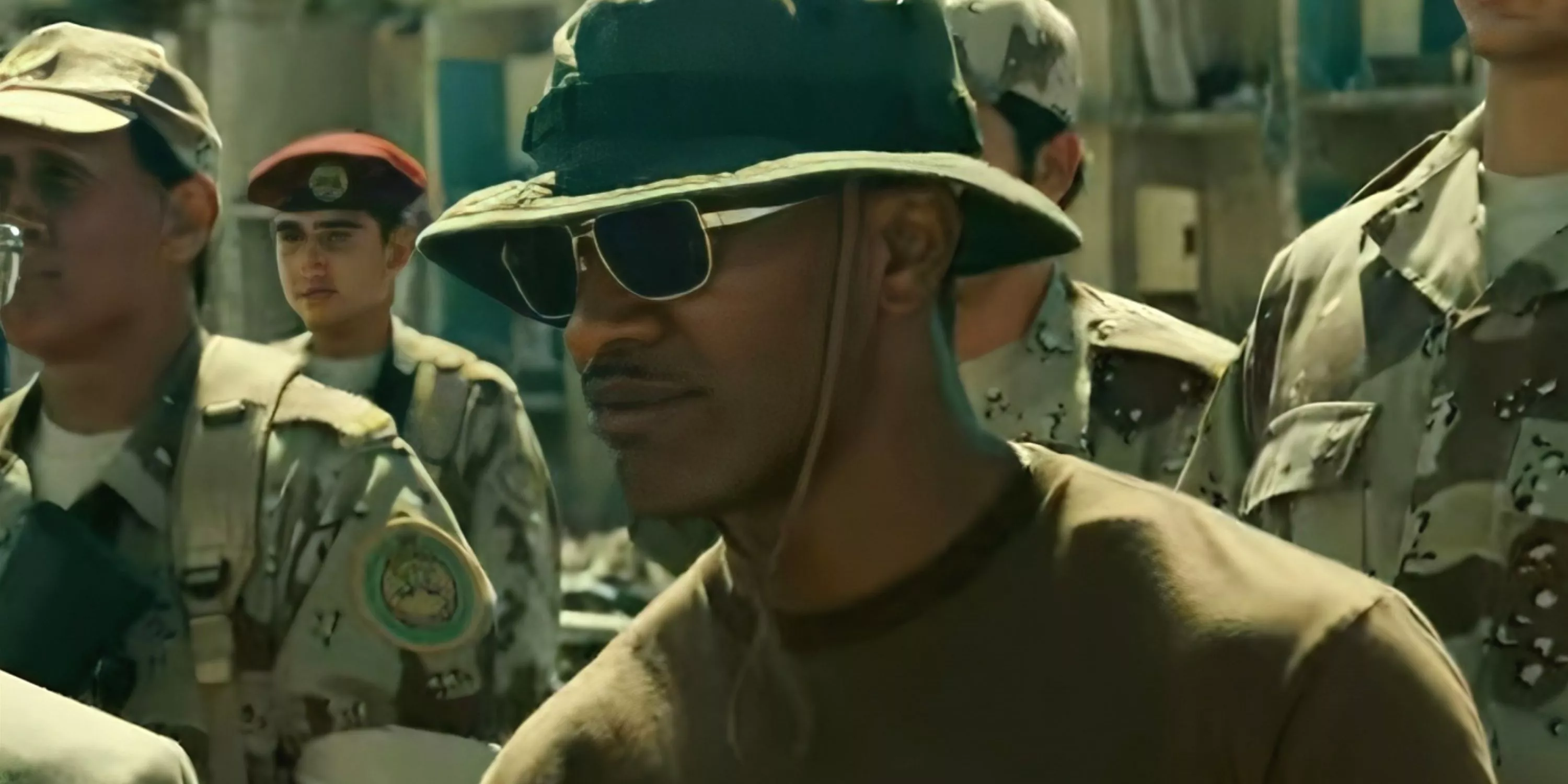 Jamie Foxx as Ronald in The Kingdom wearing military clothing