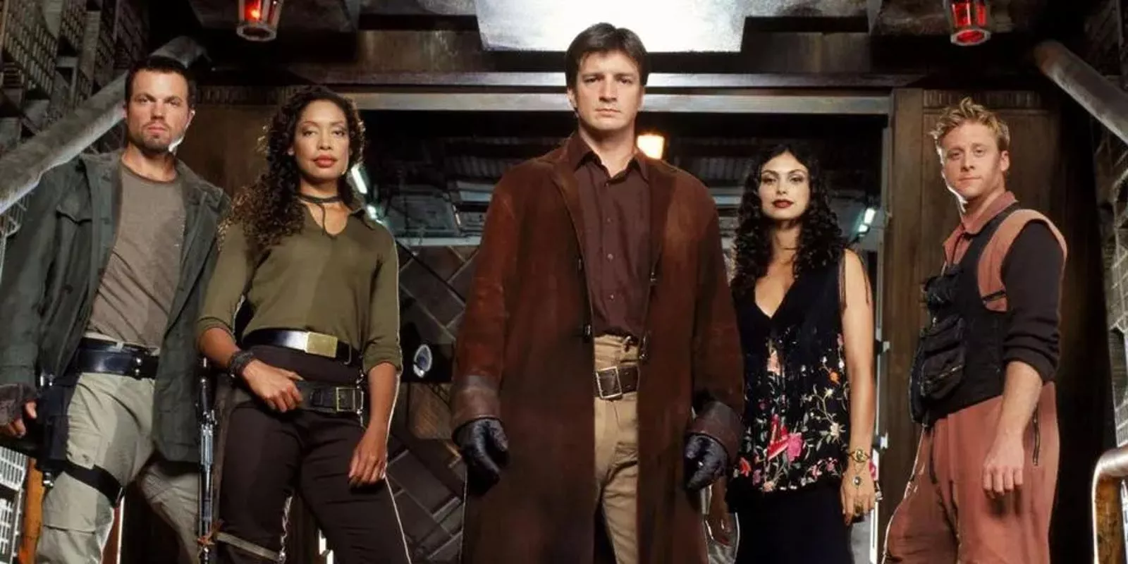 La tripulación de Serenity se reúne: Capitán Reynolds, Jayne, Zoe, Inara y Hoban.