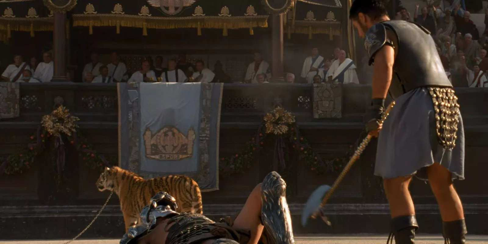 Russell Crowe en Gladiador derrota al Gaul con un tigre de fondo.