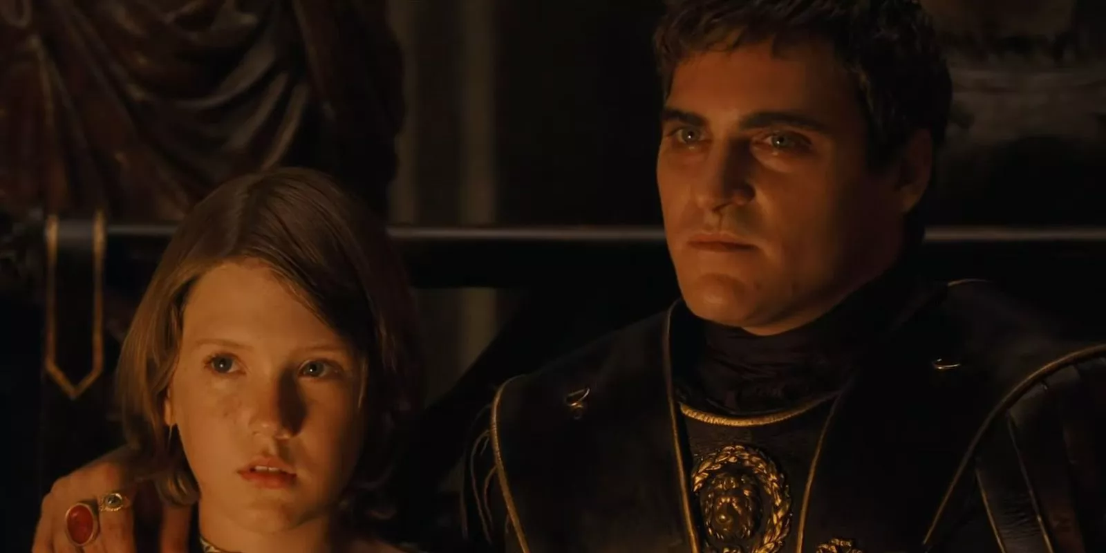 Commodus se encuentra con su sobrino Lucius en Gladiador luciendo amenazante.