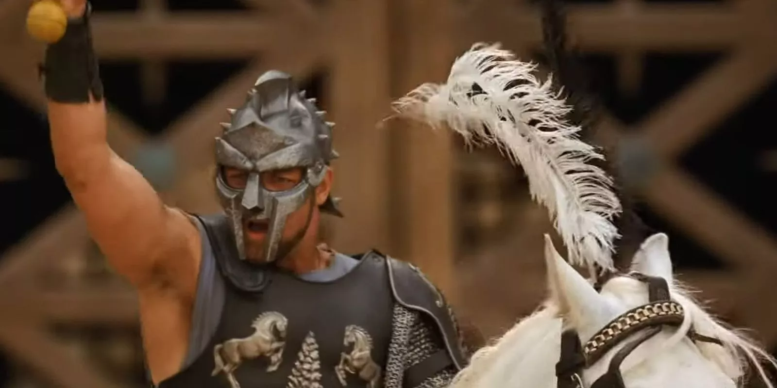 Maximus levanta su espada al final de la Batalla de Cartago en Gladiador.