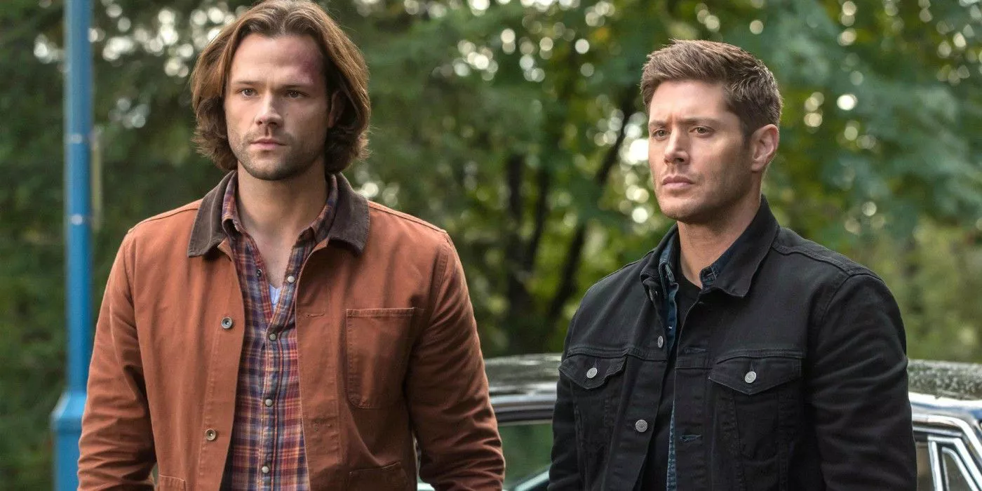 Sam Winchester (Jared Padalecki) y Dean Winchester (Jensen Ackles) frente a Baby la Impala en el final de Supernatural