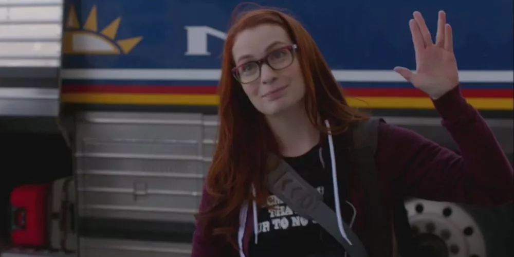 Charlie Bradbury (Felicia Day) haciendo un saludo Vulcano en Supernatural