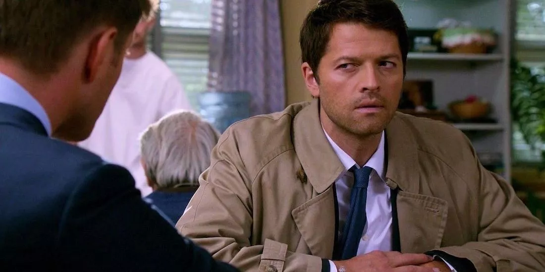 Castiel (Misha Collins) decide interrogar al gato en Supernatural