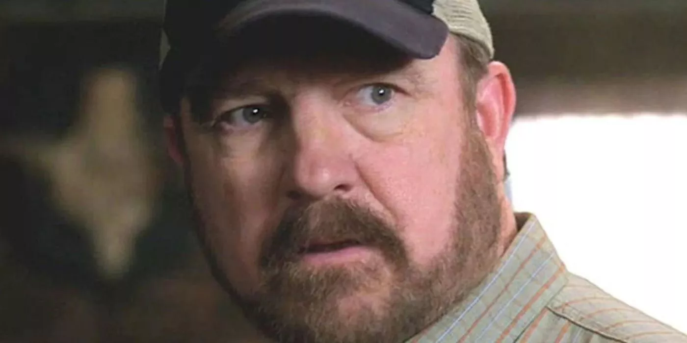 Bobby Singer (Jim Beaver) luciendo intenso en Supernatural