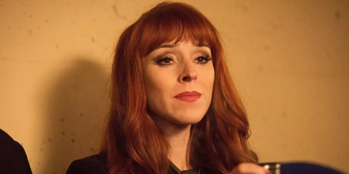 Ruth Connell como Rowena MacLeod luciendo autoritaria en Supernatural