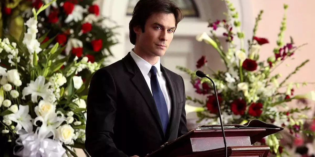 Damon da el eulogía de Liz en The Vampire Diaries