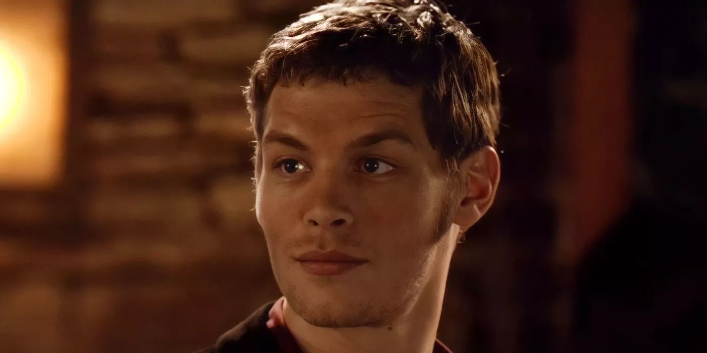 Klaus sonríe y mira hacia el lado en Vampire Diaries