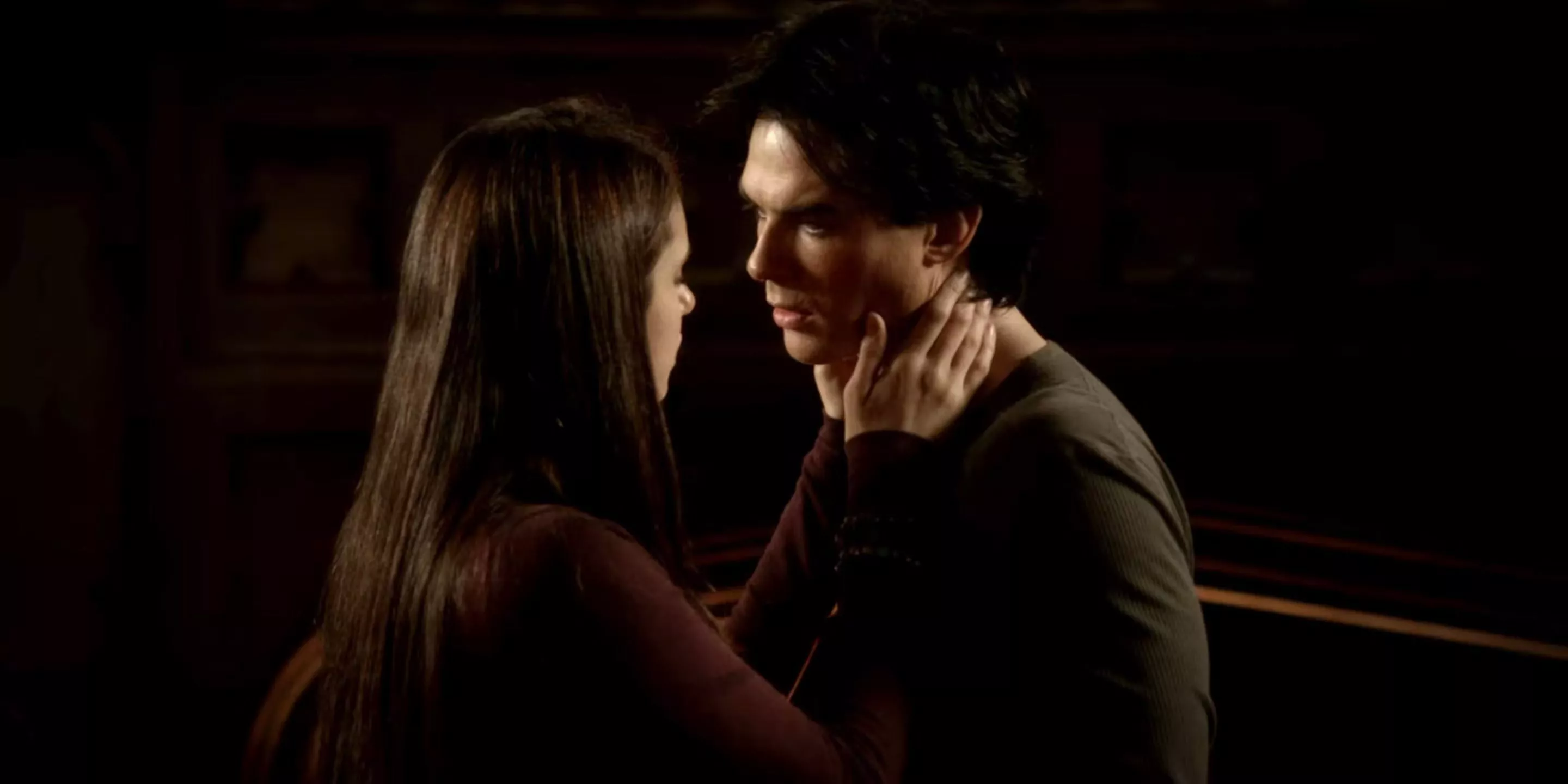 Damon y Elena casi se besan en The Vampire Diaries.