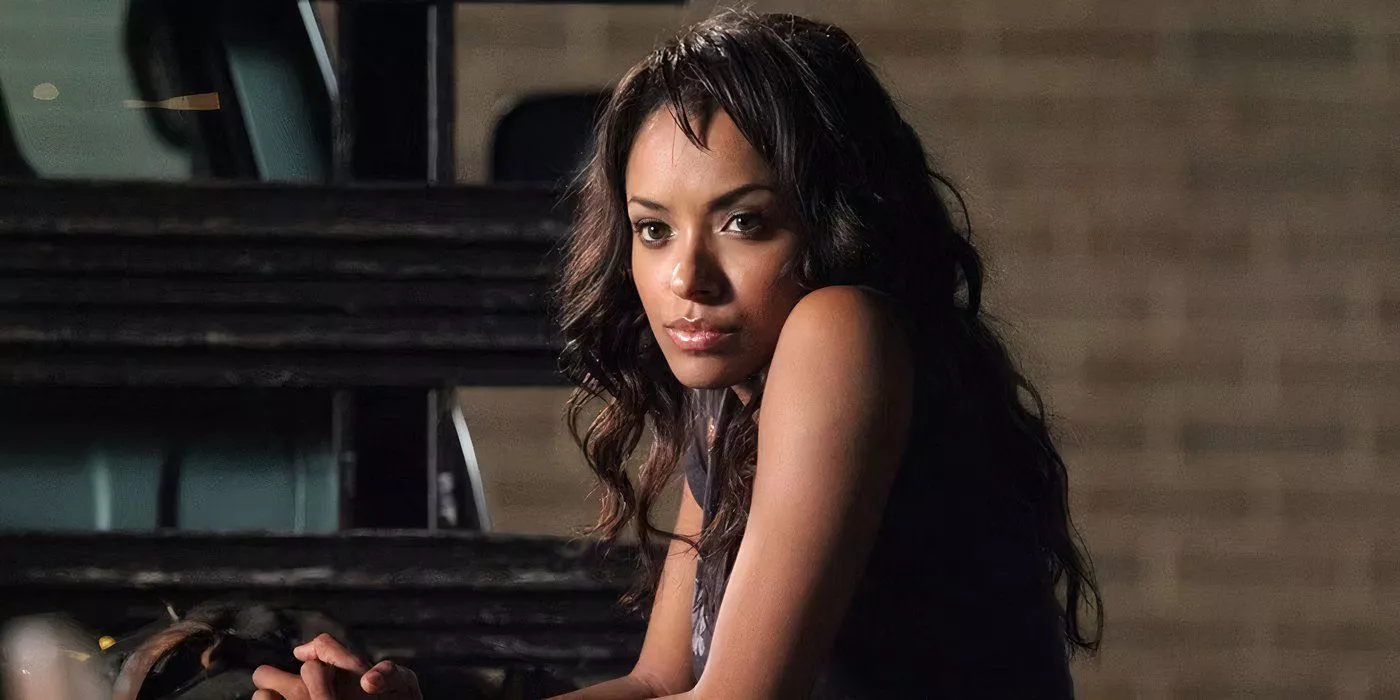 Bonnie sentada sola en The Vampire Diaries.