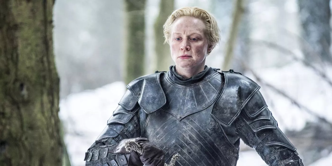 Brienne de Tarth (Gwendoline Christie) preparándose para ejecutar a Stannis Baratheon en Game of Thrones.