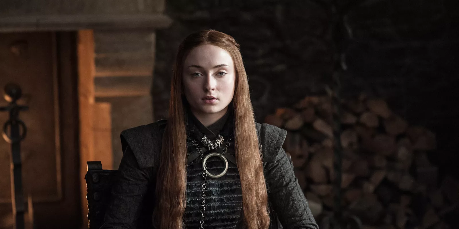 Sansa Stark (Sophie Turner) lleva su vestido negro en Winterfell en Game of Thrones.